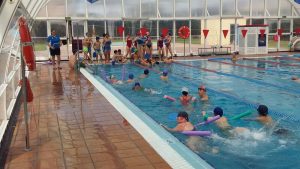 Visita centros educativos a piscina de Vicar